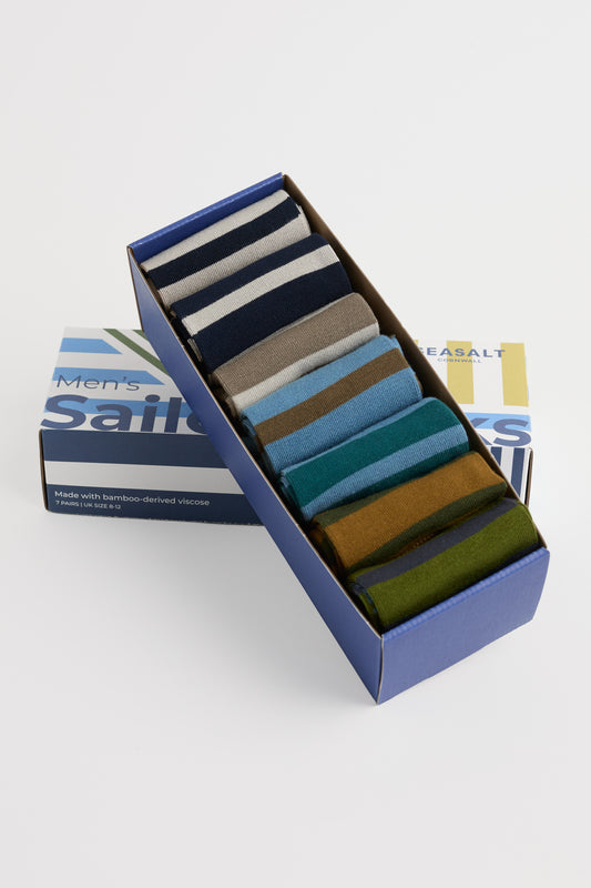 Geschenkbox mit 7 Paar gestreiften Herrensocken im Matrosenstil