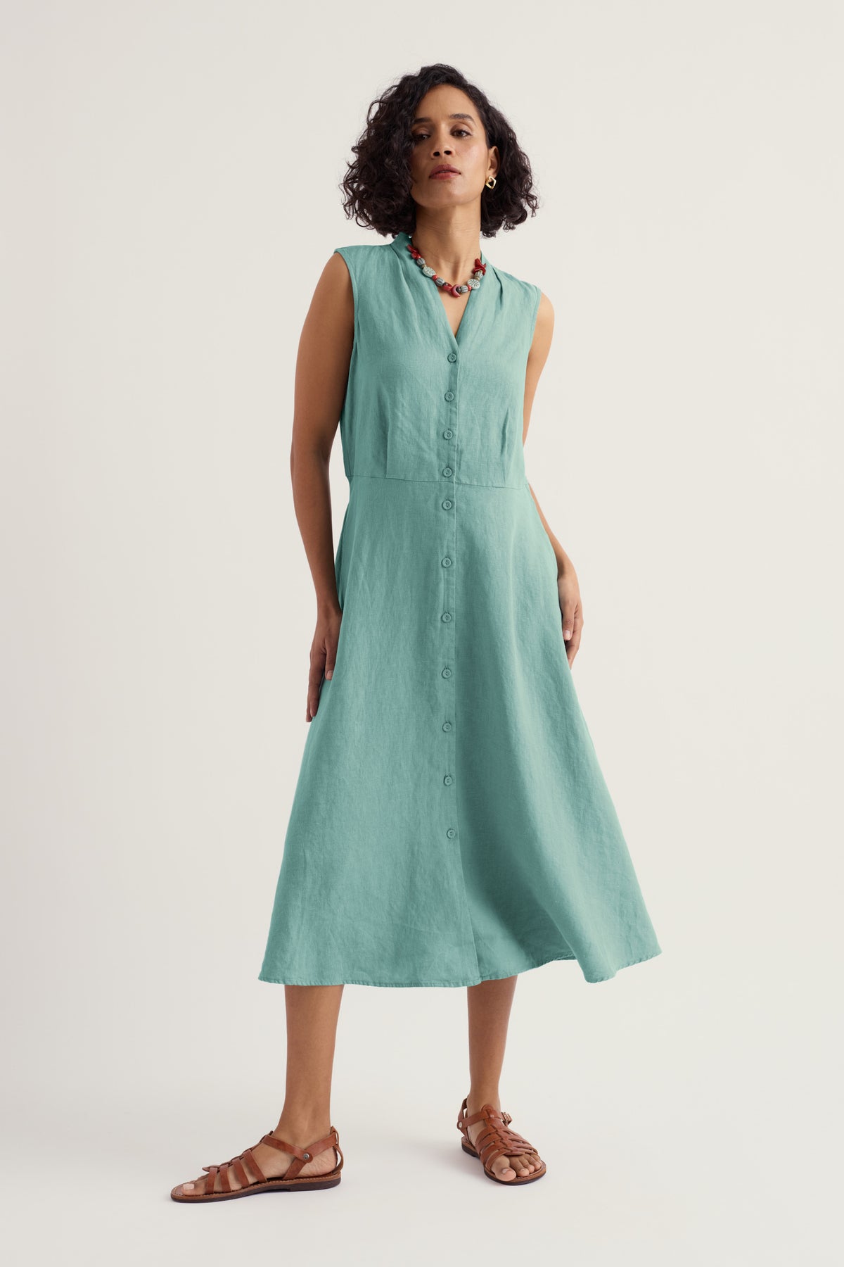 Ärmelloses Leinenkleid mit Holzschnitzerei-Muster