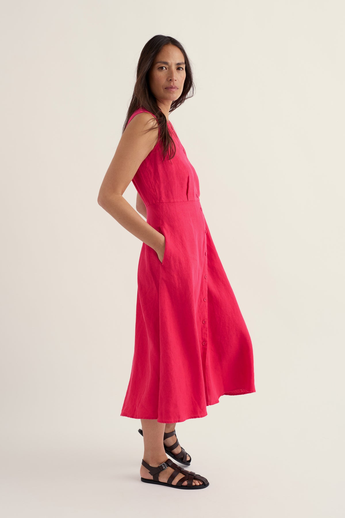 Ärmelloses Leinenkleid mit Holzschnitzerei-Muster