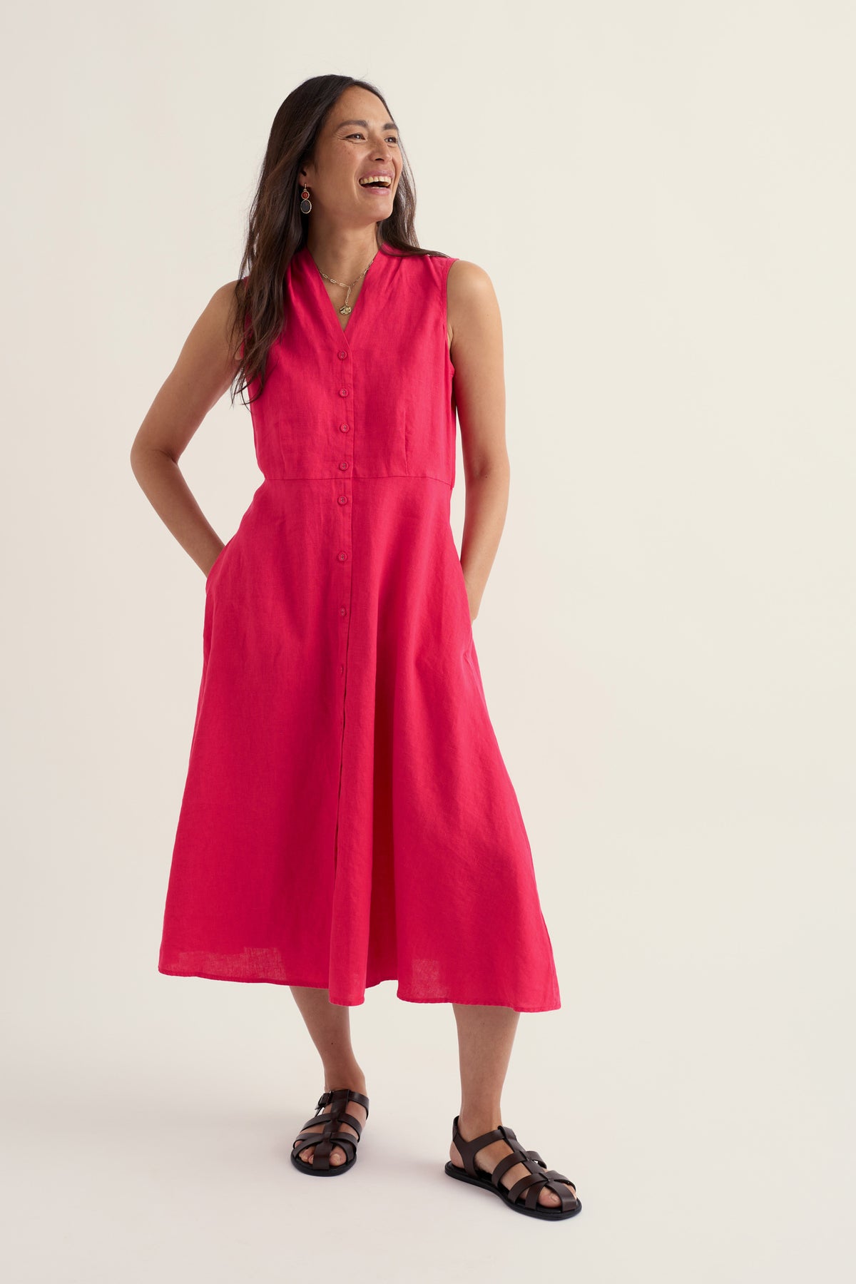 Ärmelloses Leinenkleid mit Holzschnitzerei-Muster
