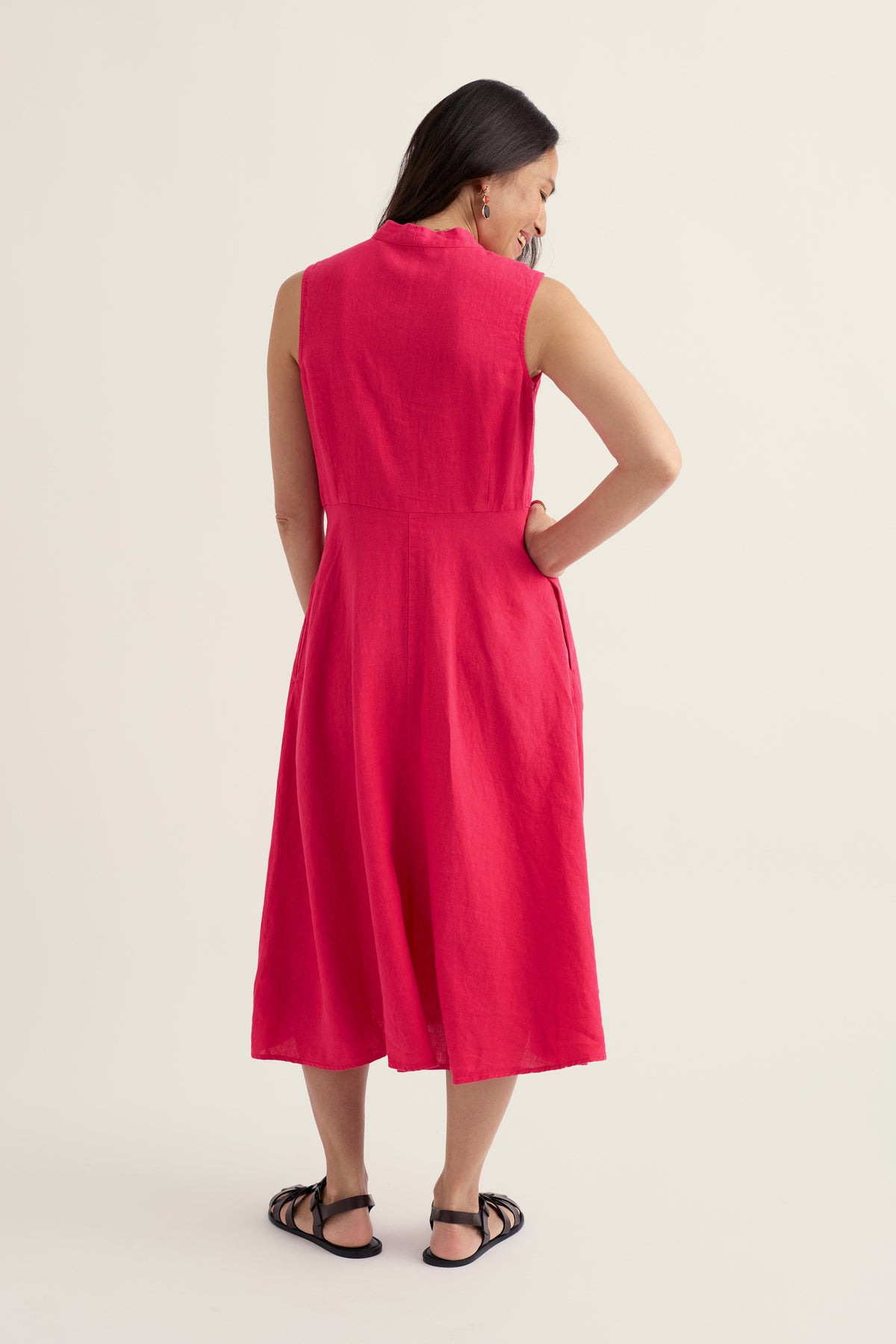 Ärmelloses Leinenkleid mit Holzschnitzerei-Muster