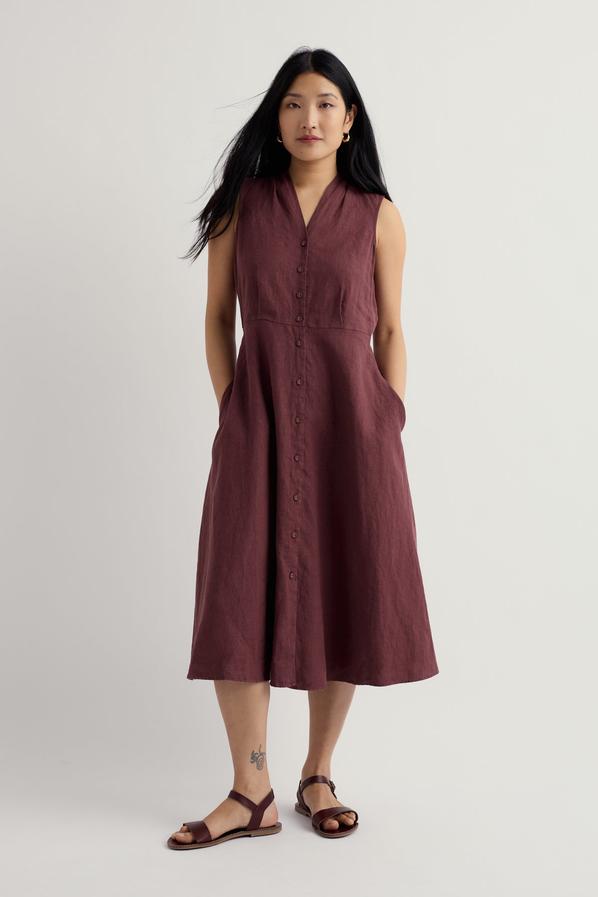 Ärmelloses Leinenkleid mit Holzschnitzerei-Muster